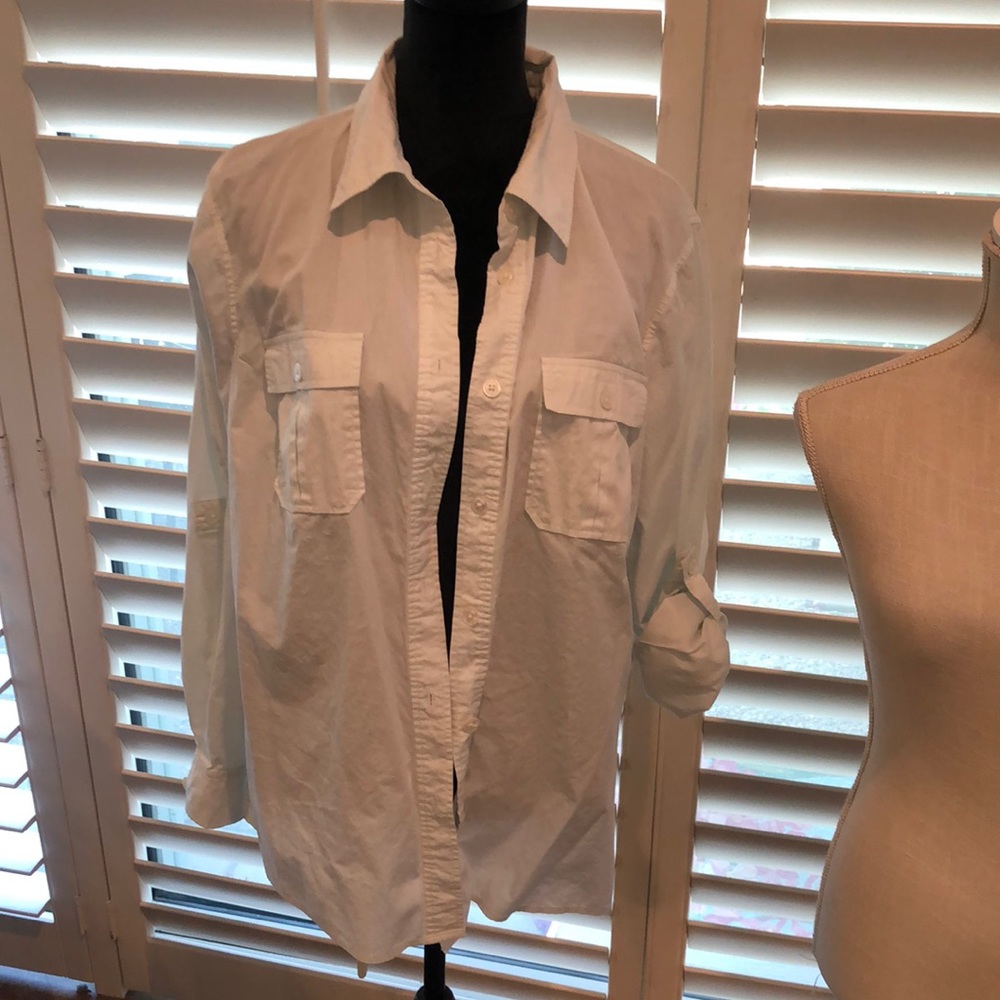 Saks Fifth Avenue classic blouse with two pockets. Sleeves are adjustable.